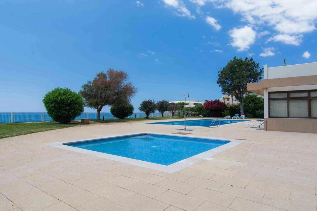フンシャルCliff View III - Sea View + Pool + Wifiアパートメント エクステリア 写真